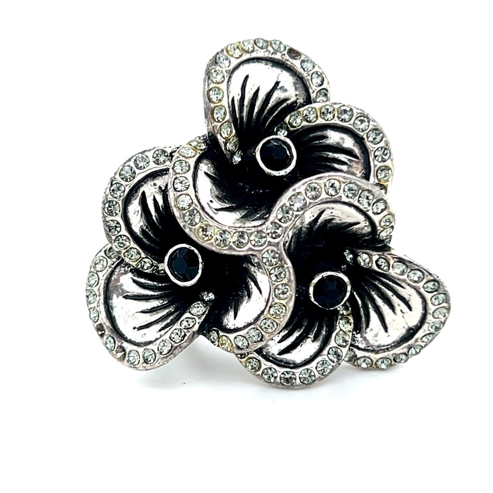 Elegant‎ Silver and Black Floral Ring